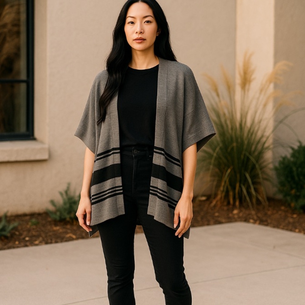 CUPCAKES & CASHMERE Women’s Gray Black Poncho Size Small